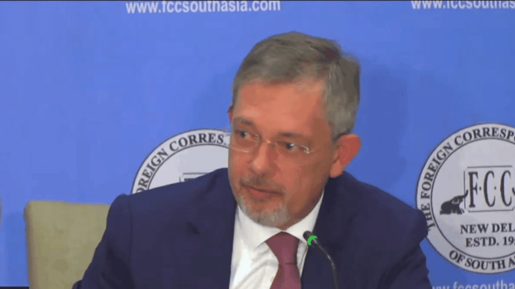 Putin 'popular among women', Lavrov a 'womaniser'