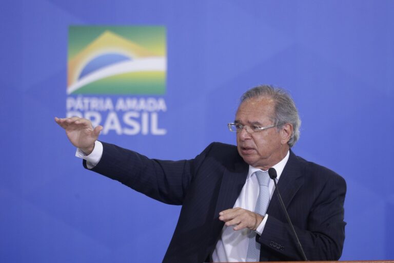 Pandemia fora de controle atrapalha crescimento e exige mais gastos públicos