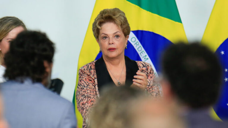Dilma adia cerimônia de posse no Banco dos Brics