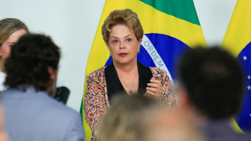 Dilma adia cerimônia de posse no Banco dos Brics