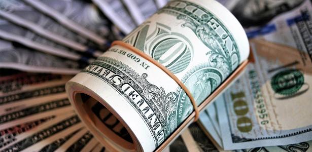 Dólar fecha em alta com tarifaço no radar; Bolsa recua após recorde