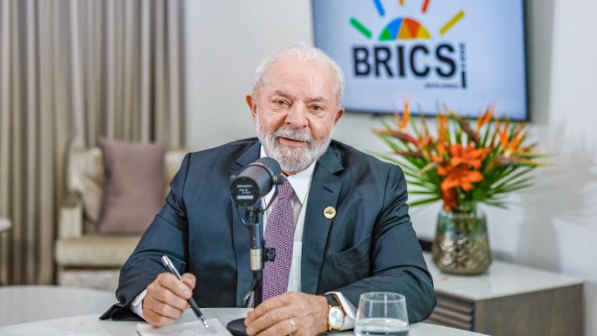 Criação de moeda do Brics não significa negar o dólar, diz Lula