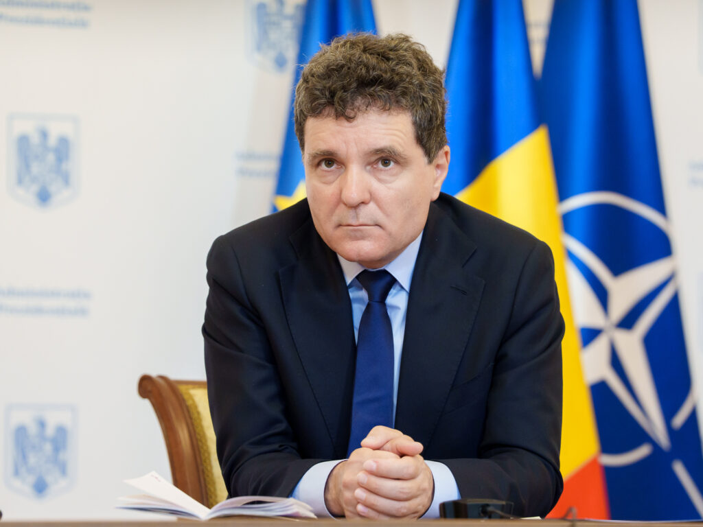 SONDAJ. Câți români vor 5% din PIB pentru apărare și ce cred despre o posibilă invazie rusească / Cum este apreciată politica externă a lui Nicușor Dan