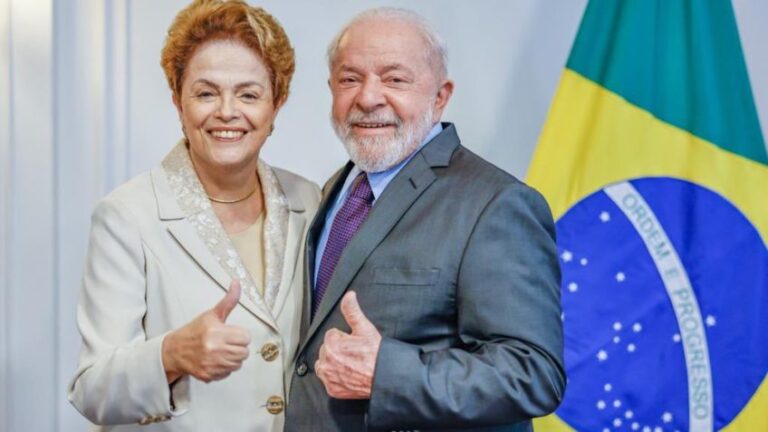 Lula almoça com Dilma durante viagem a Paris