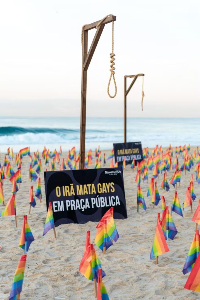 Praia de Ipanema vira palco de protesto contra minorias no Irã