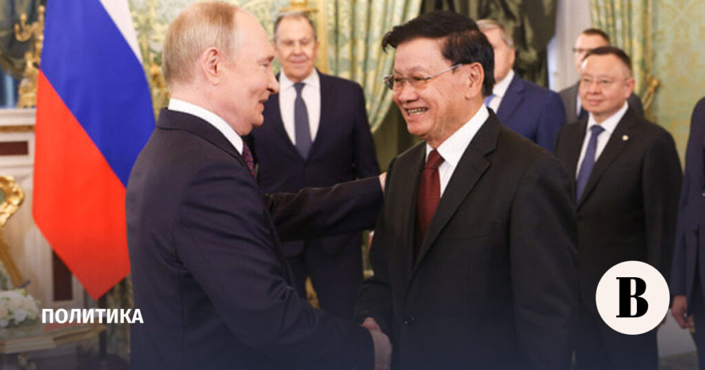 Владимиру Путину президент Лаоса Тхонглун Сисулит подарил двух слонов