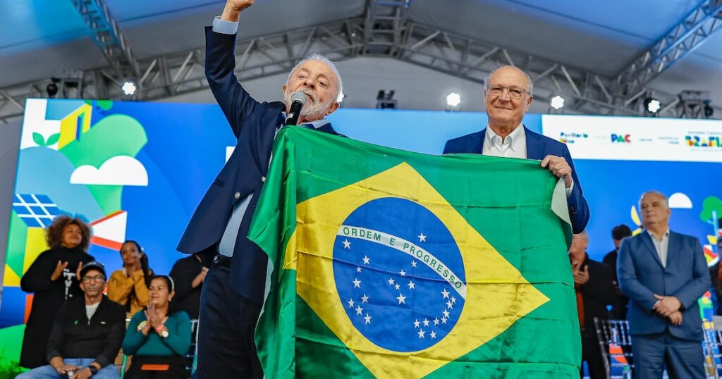 No palanque, desarmado, Lula desdenha, ironiza e vê a derrota arrasadora das tarifas chegando