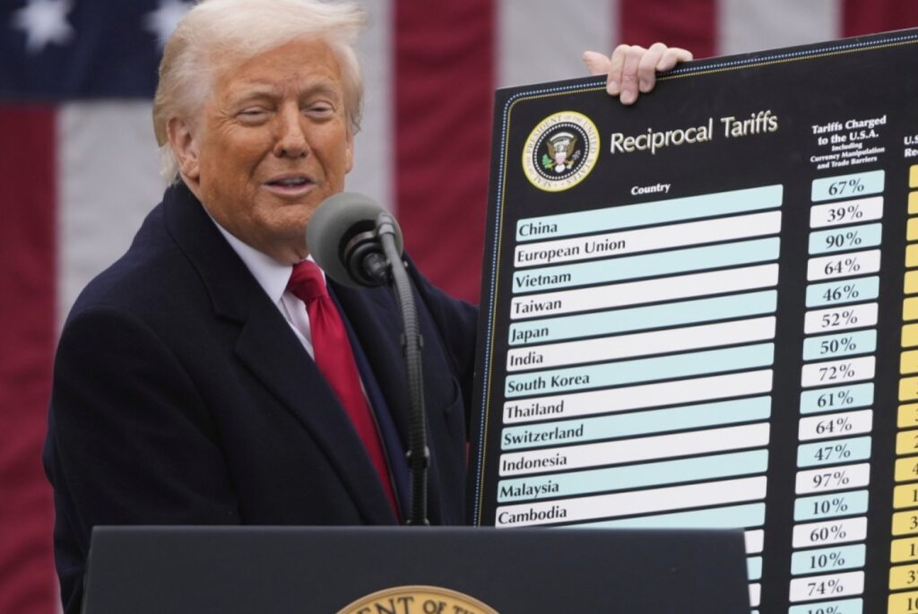 Trump annonce au moins 25% de surtaxe douanière pour 14 pays