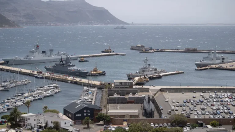 Navios da China, Rússia, Irão e África do Sul em exercício militar