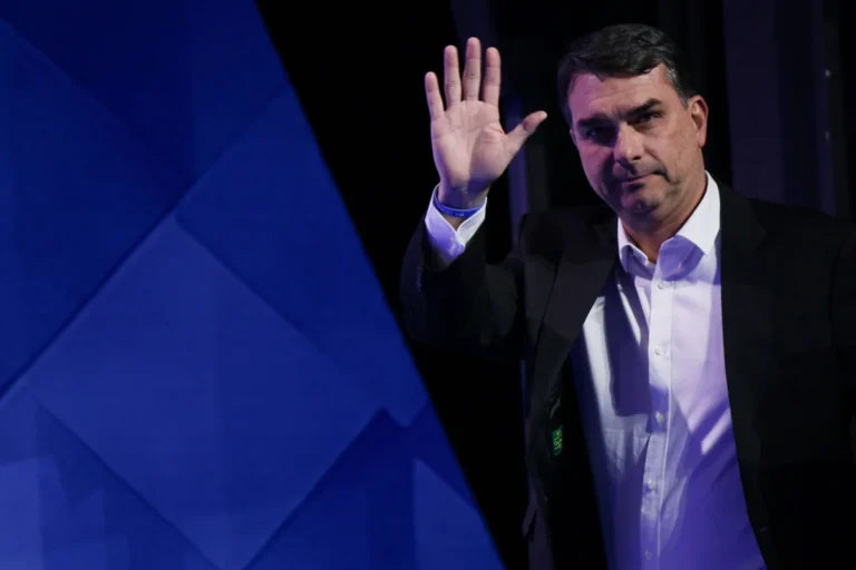Flávio sugere aos EUA que Pix deve ficar fora de sistemas dos Brics