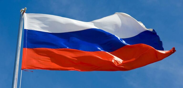Rússia propõe aos países do BRICS conceito realista de transição energética global, afirma especialista