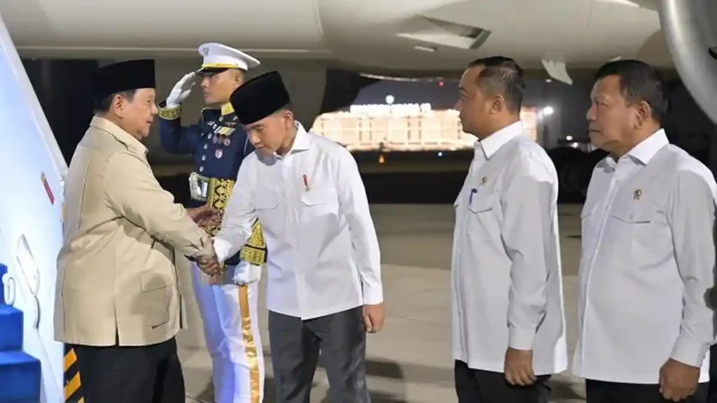 Pulang dari KTT BRICS 2026, Prabowo Disambut Gibran di Halim