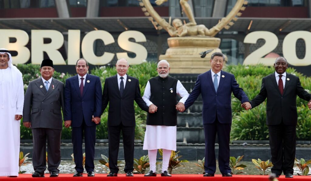 China ofrece a los BRICS una alianza para impulsar la IA y aprovechar el 'miedo' que frenará a las tecnológicas de EEUU