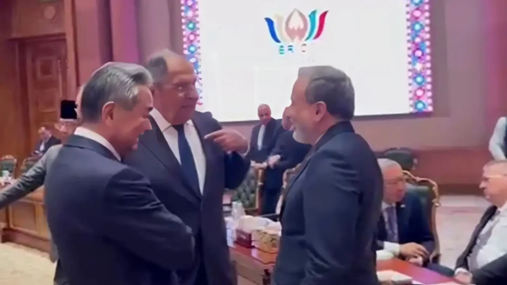 'अमेरिका ने खुद दुश्मनों को करीब ला दिया', BRICS समिट में दिखी तीन देशों की 'यारी'; एक्सपर्ट ने US को दी चेतावनी