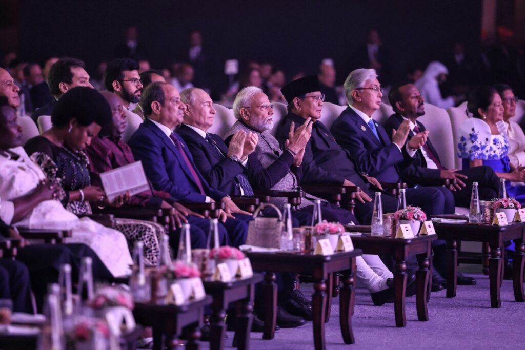 Brics condena tarifas e fortalece uso de moedas locais