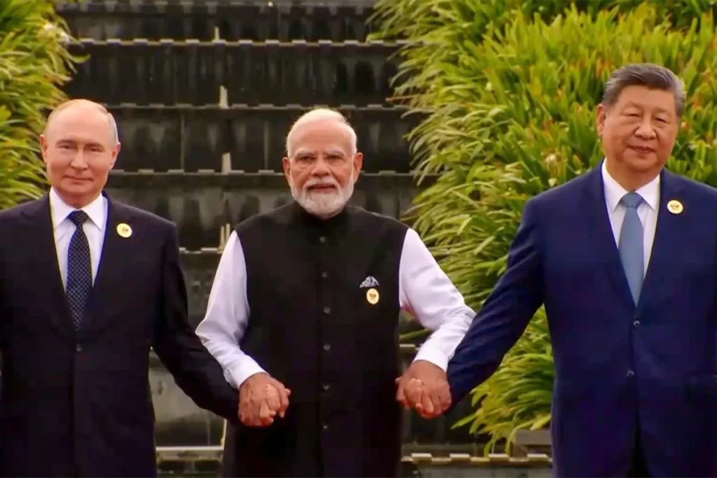 BRICS समिट में यूक्रेन युद्ध खत्म कराने के लिए मोदी और जिनपिंग ने बढ़ाया मदद का हाथ, पुतिन ने किया स्वागत